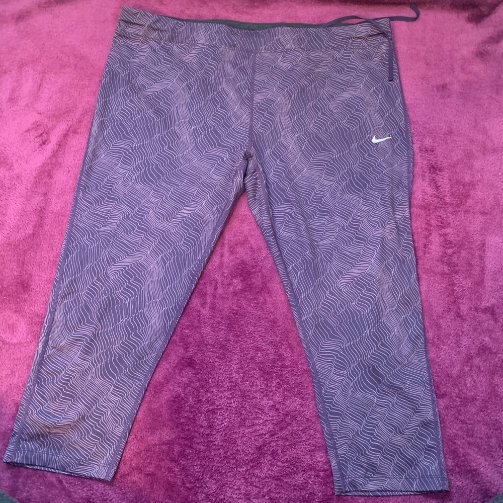 NIKE Dry-FIT Crop Leggings